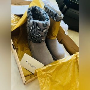 Koolaburra by UGG. Style: Dezi Short Leopard. US Size 9